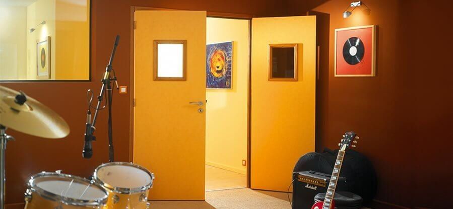 Porte acoustique isophonique à âme pleine